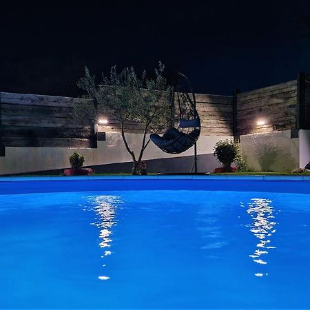 Holiday House Boost With Heated Pool Klis Esterno foto