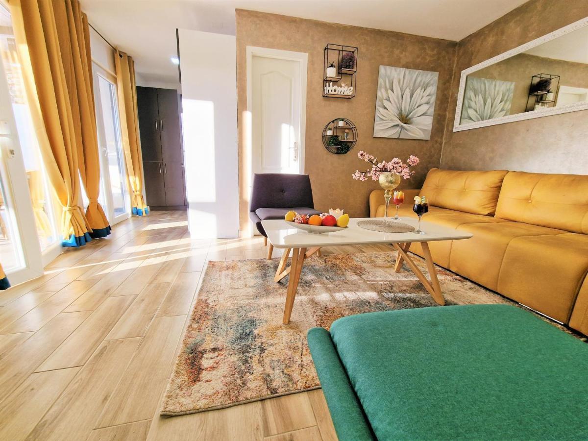 Holiday House Boost With Heated Pool Klis Esterno foto