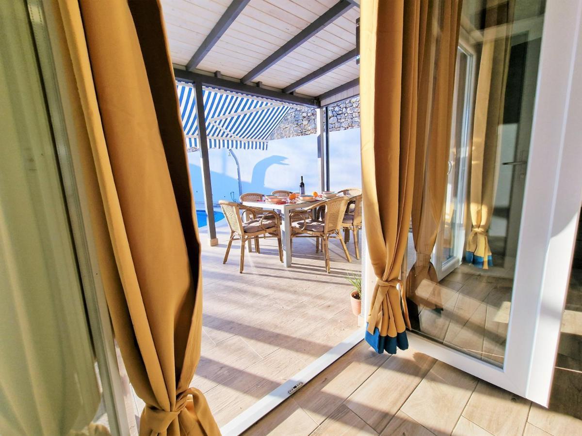 Holiday House Boost With Heated Pool Klis Esterno foto