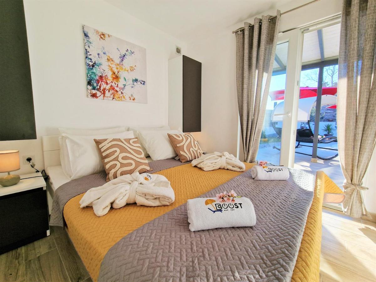 Holiday House Boost With Heated Pool Klis Esterno foto