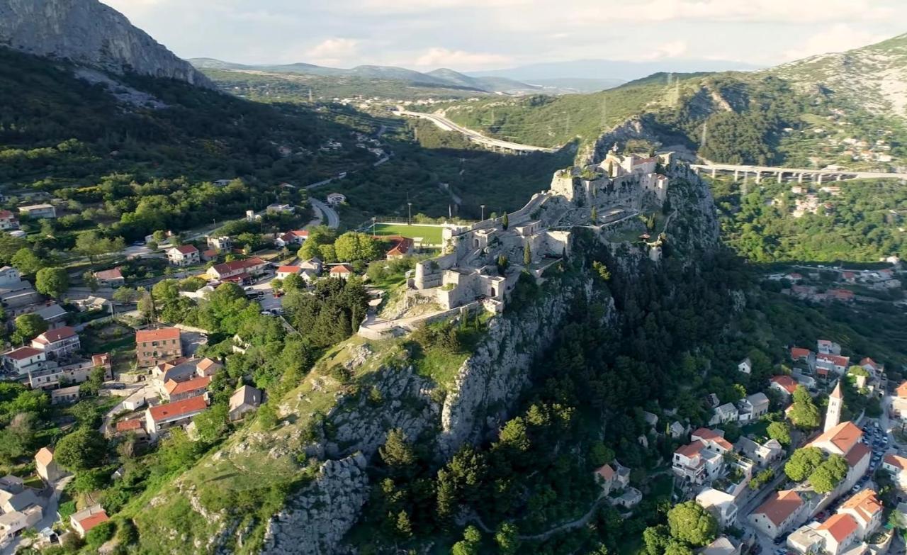 Holiday House Boost With Heated Pool Klis Esterno foto