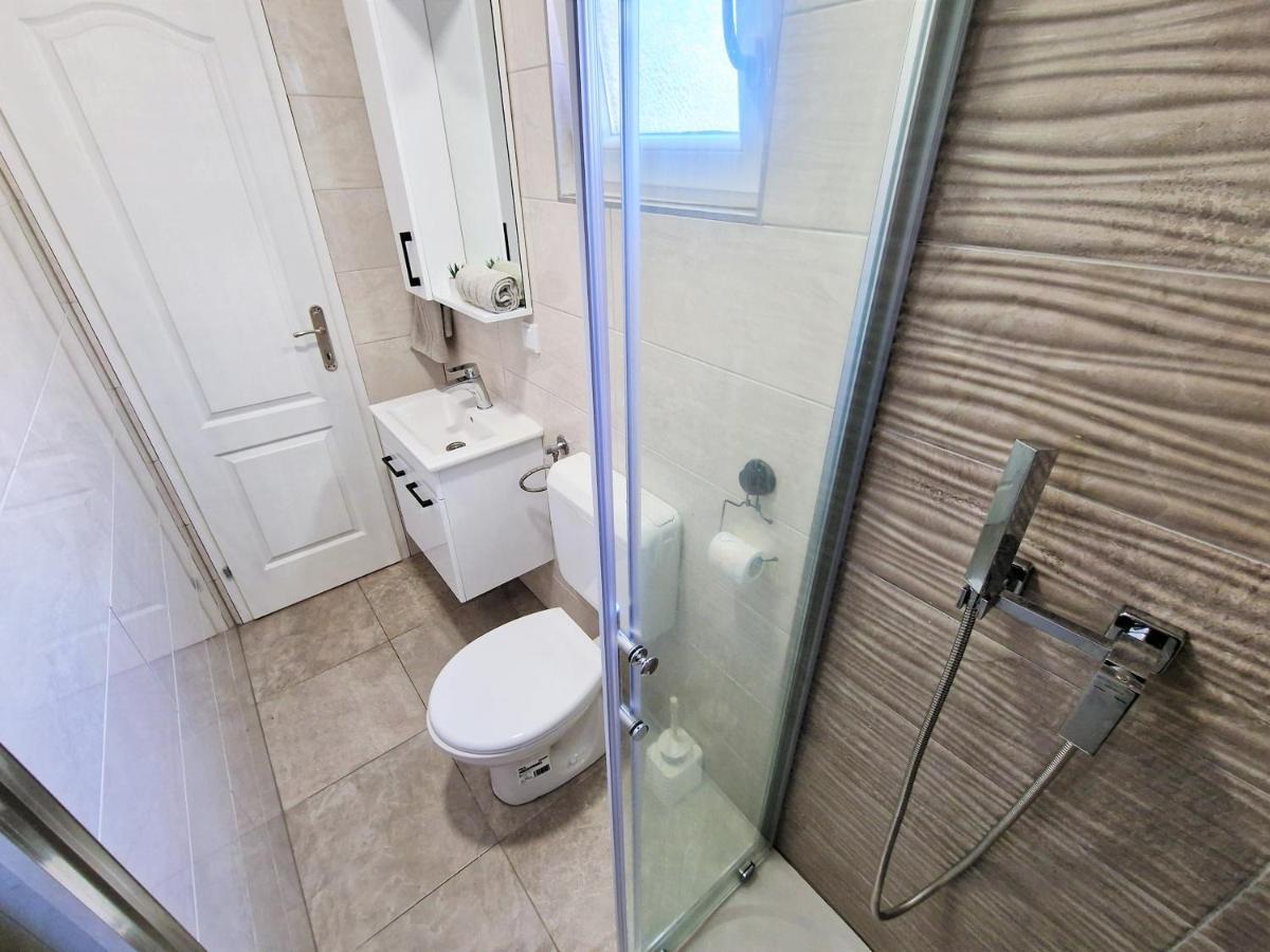 Holiday House Boost With Heated Pool Klis Esterno foto