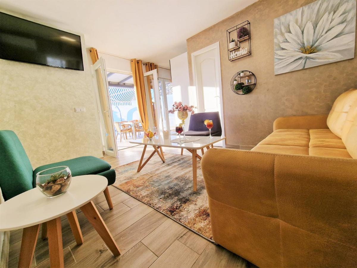 Holiday House Boost With Heated Pool Klis Esterno foto