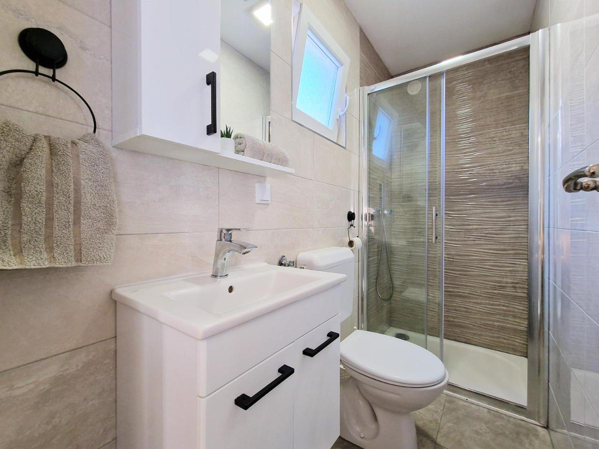 Holiday House Boost With Heated Pool Klis Esterno foto
