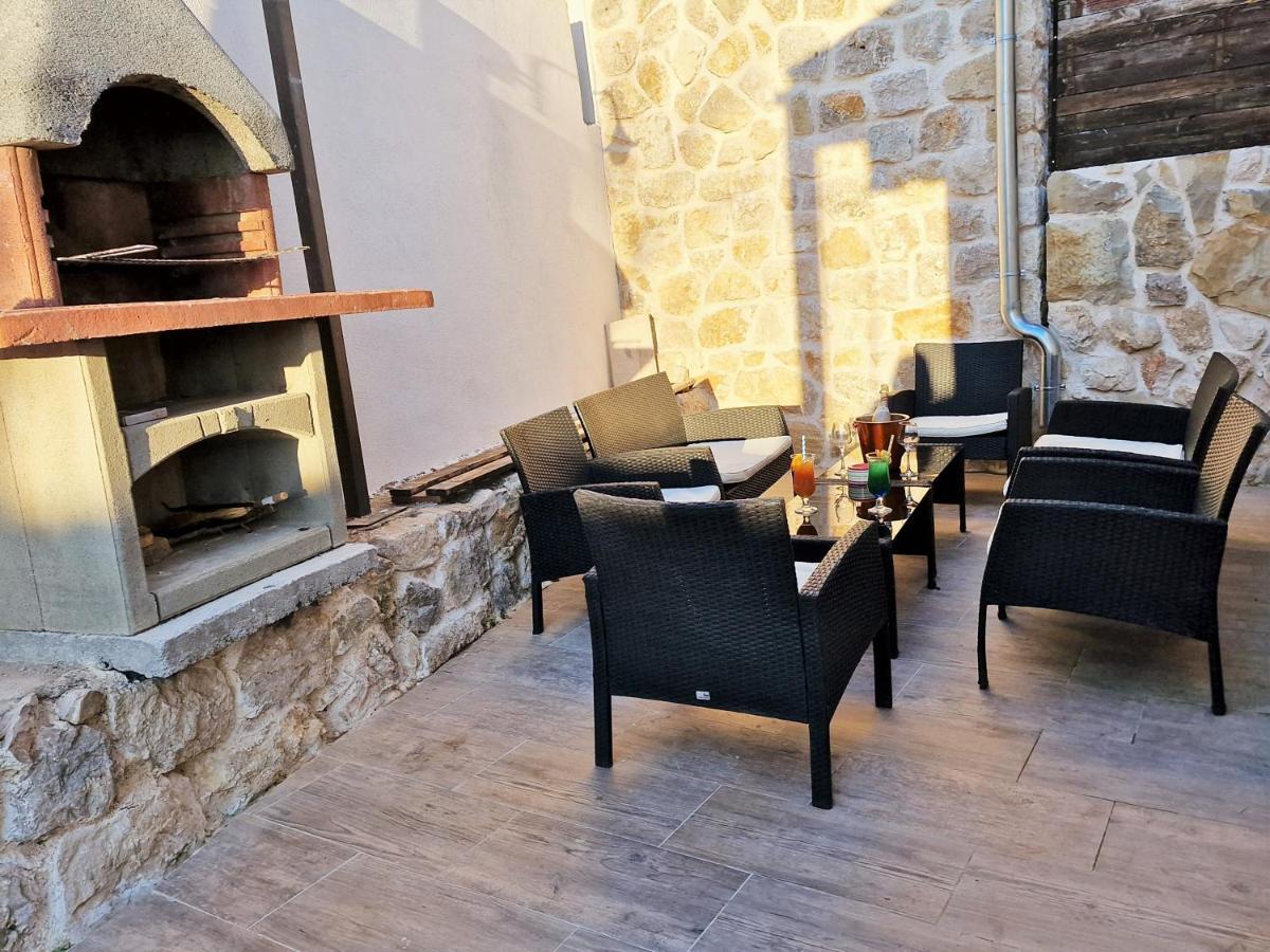 Holiday House Boost With Heated Pool Klis Esterno foto