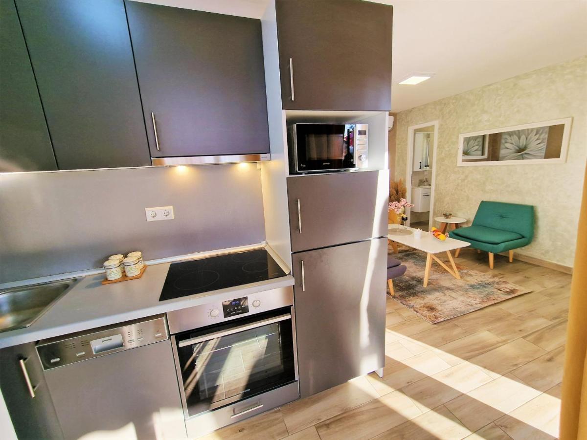 Holiday House Boost With Heated Pool Klis Esterno foto