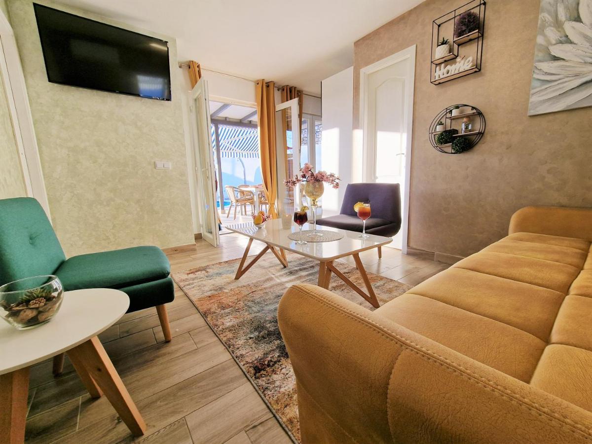 Holiday House Boost With Heated Pool Klis Esterno foto