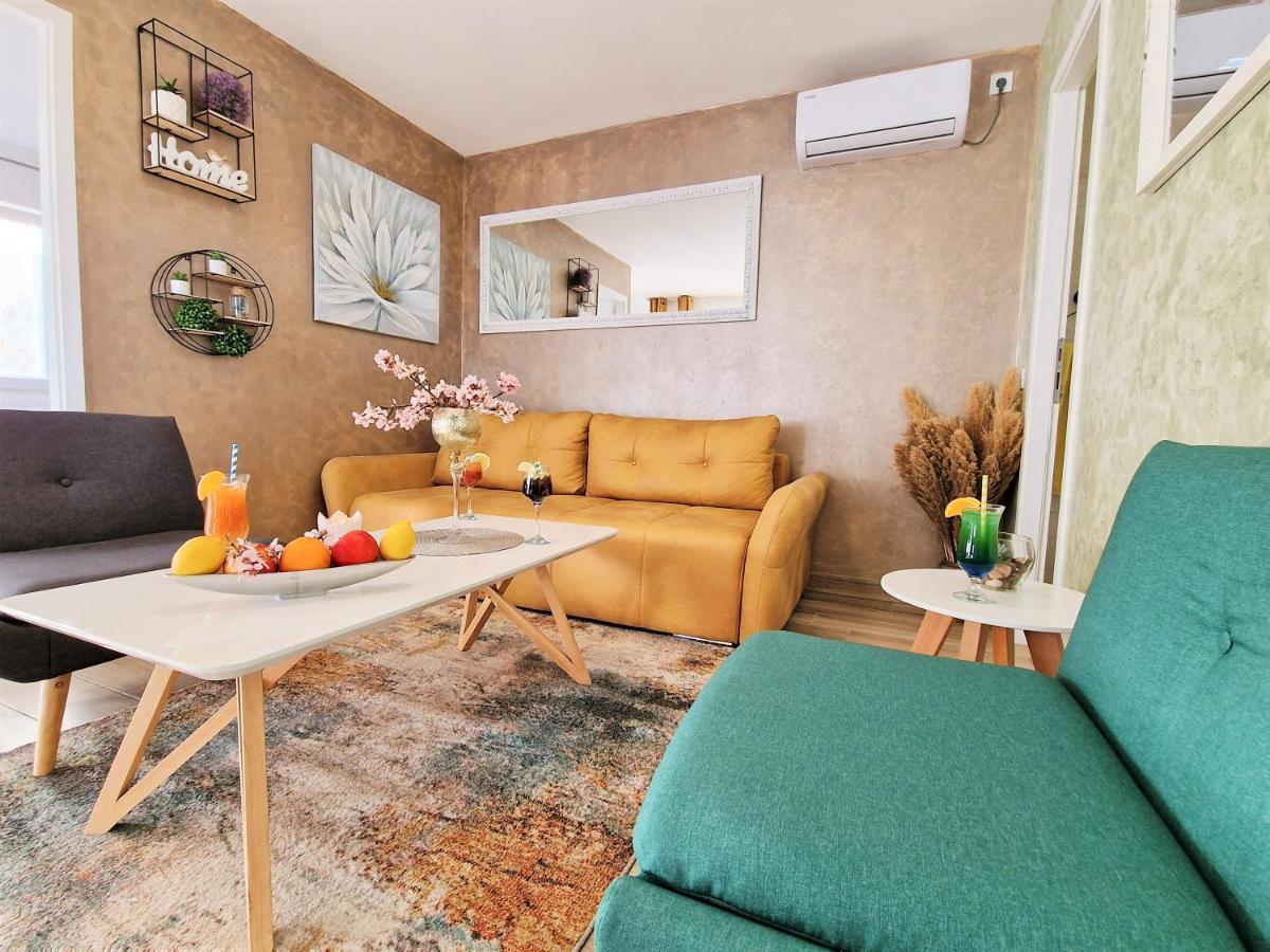 Holiday House Boost With Heated Pool Klis Esterno foto