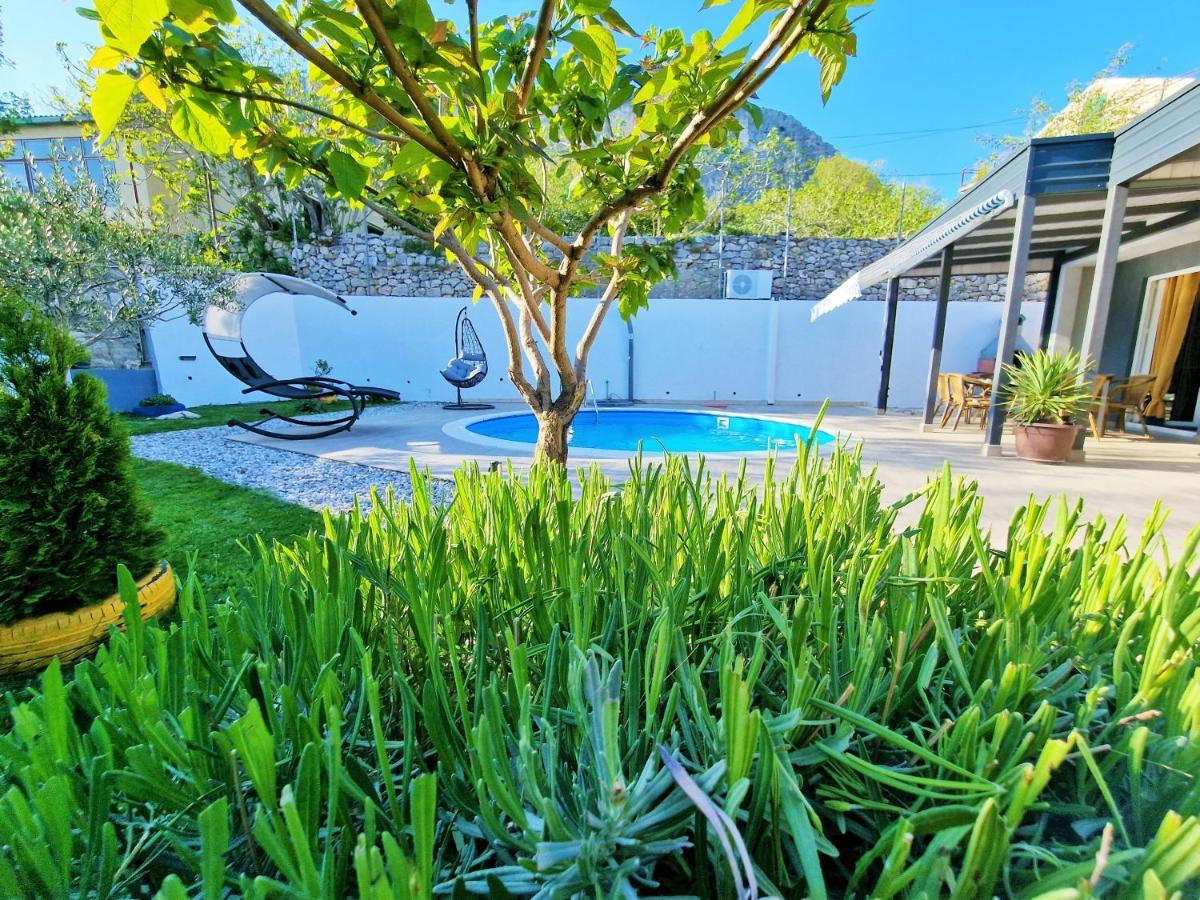 Holiday House Boost With Heated Pool Klis Esterno foto