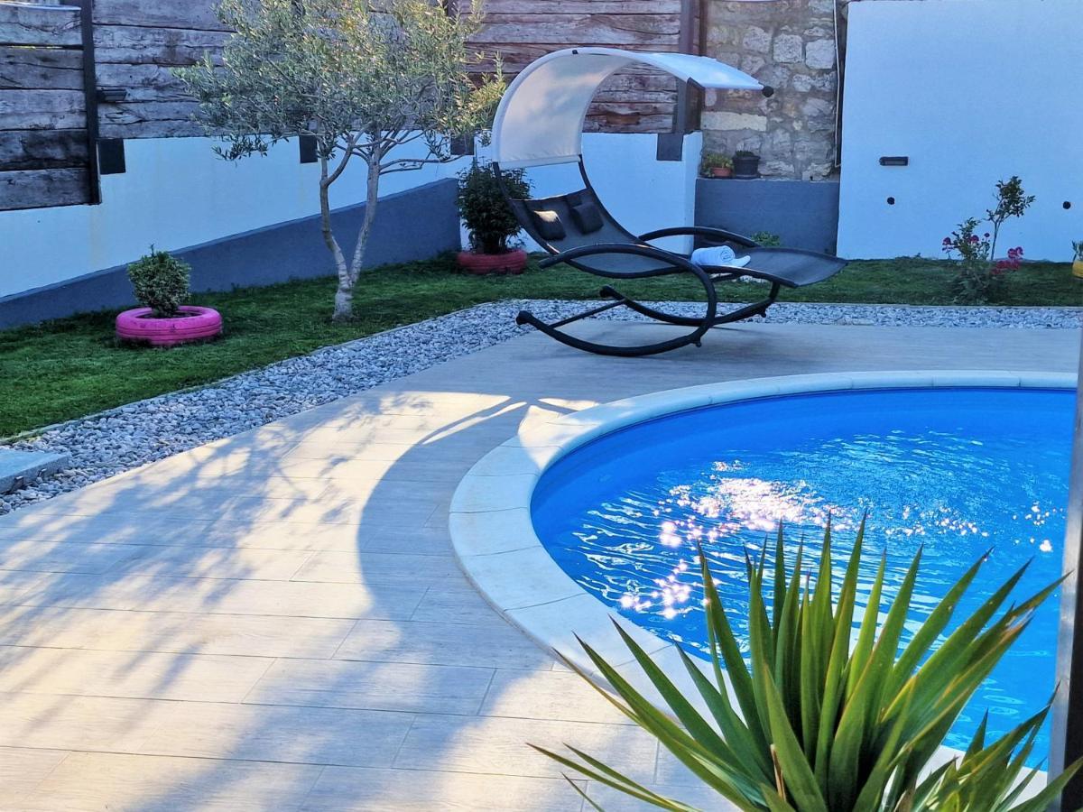 Holiday House Boost With Heated Pool Klis Esterno foto