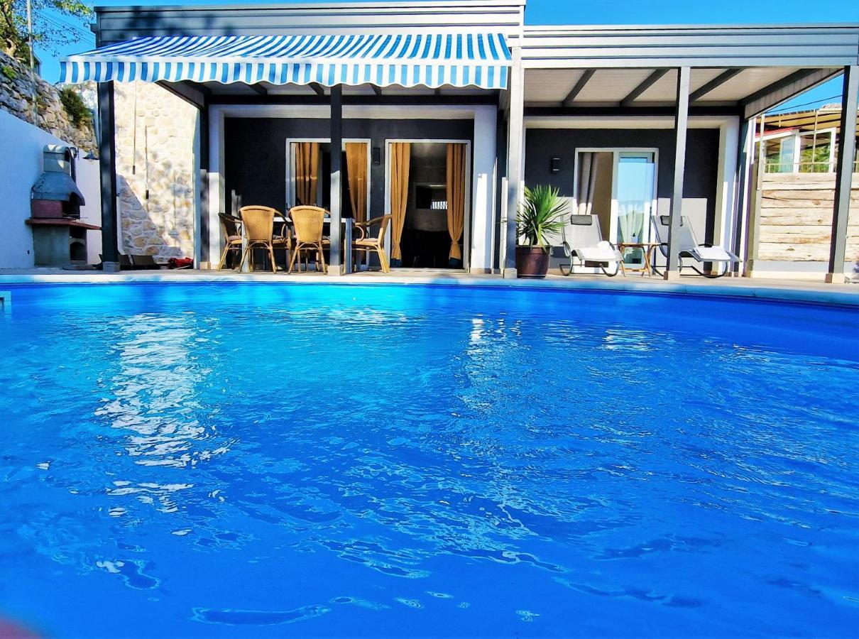 Holiday House Boost With Heated Pool Klis Esterno foto