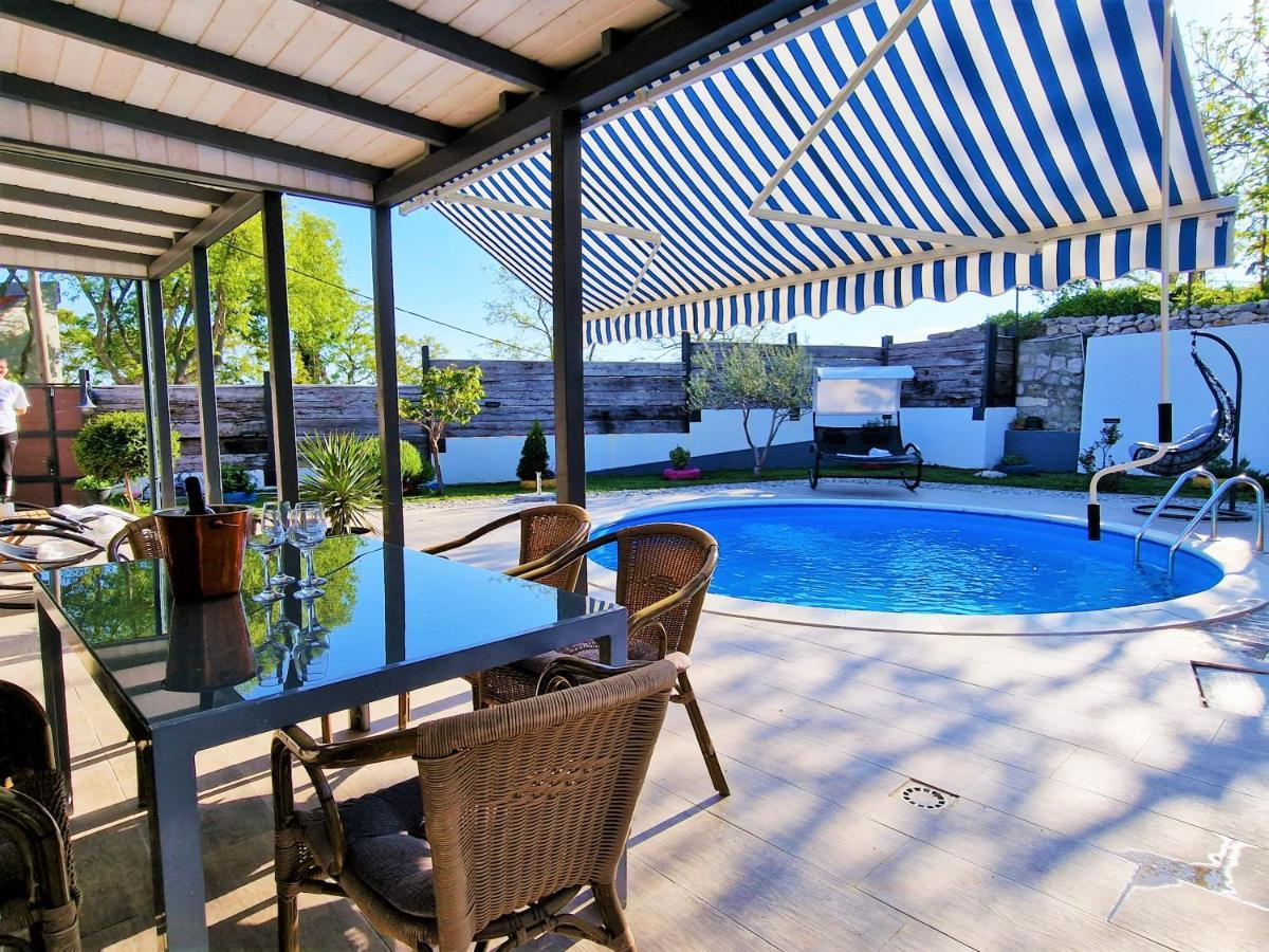 Holiday House Boost With Heated Pool Klis Esterno foto