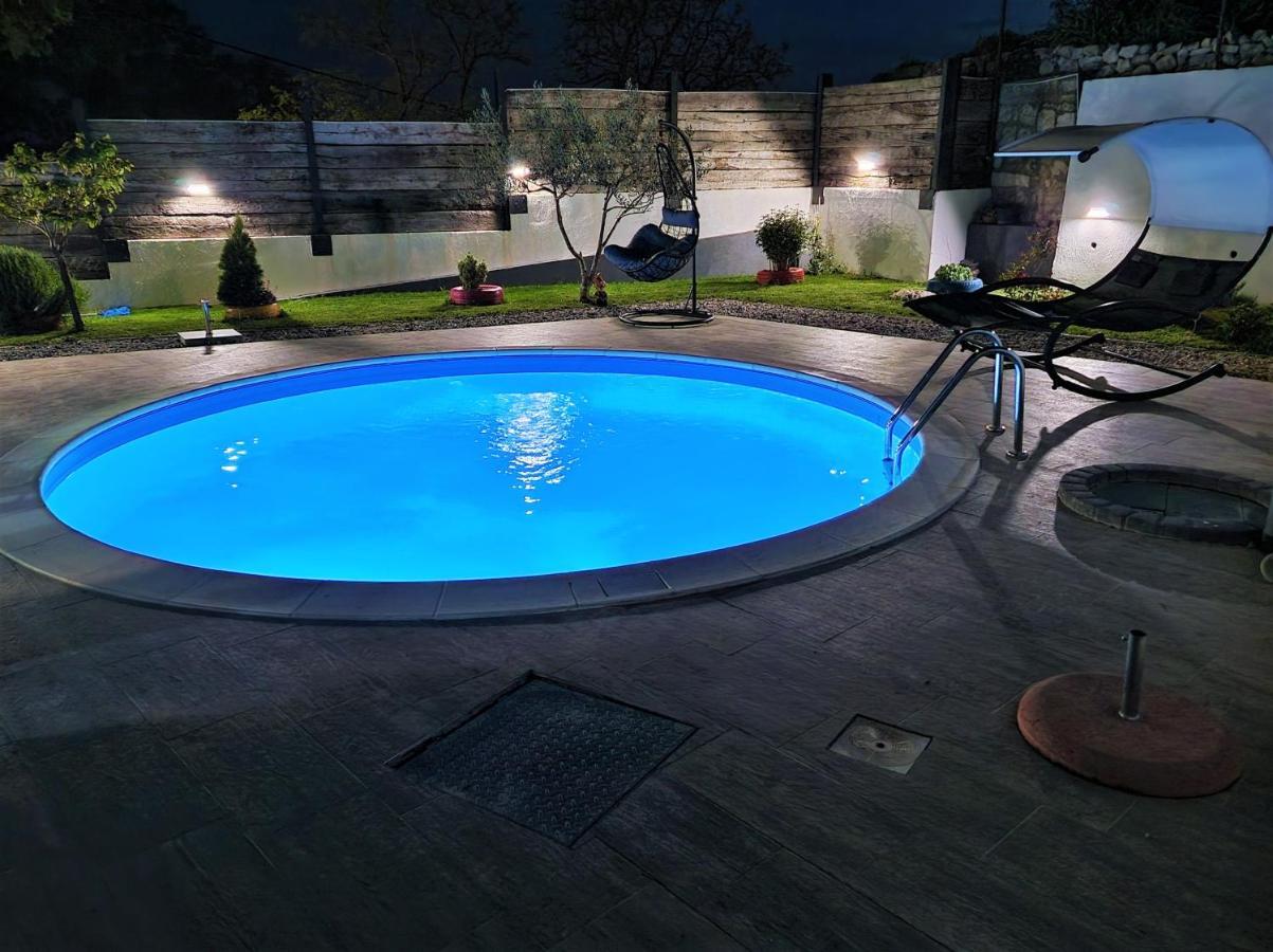 Holiday House Boost With Heated Pool Klis Esterno foto