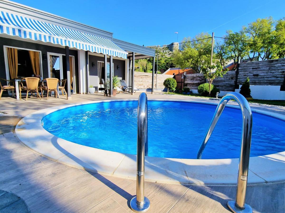 Holiday House Boost With Heated Pool Klis Esterno foto