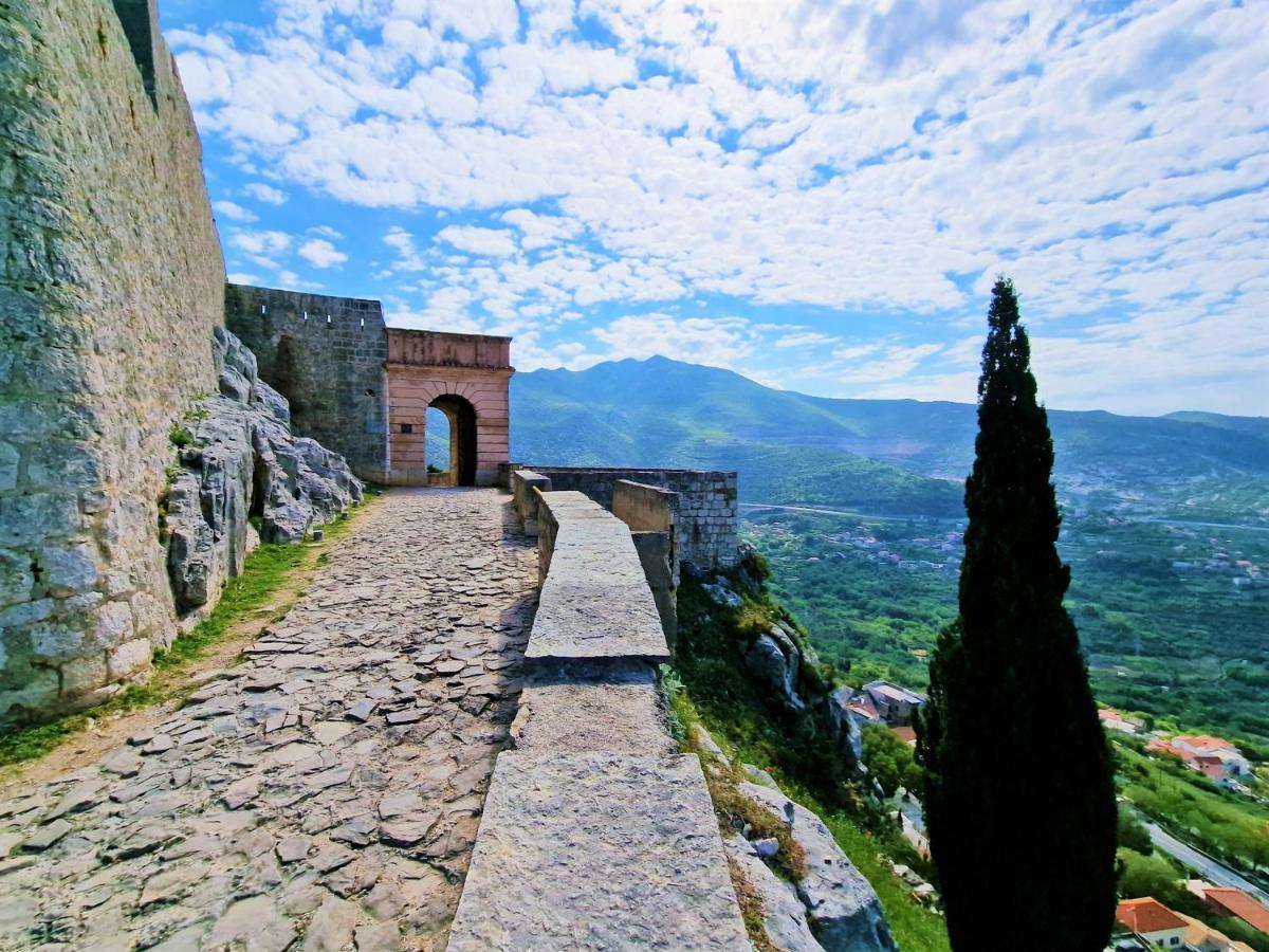 Holiday House Boost With Heated Pool Klis Esterno foto